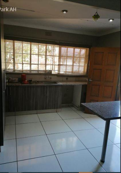 20 Bed House in Glen Marais photo number 10