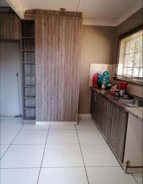 20 Bed House in Glen Marais photo number 3