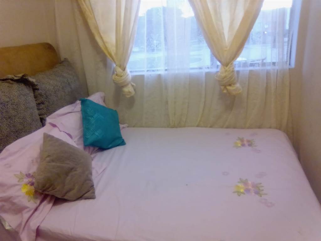 2 Bed Flat in Madadeni photo number 12