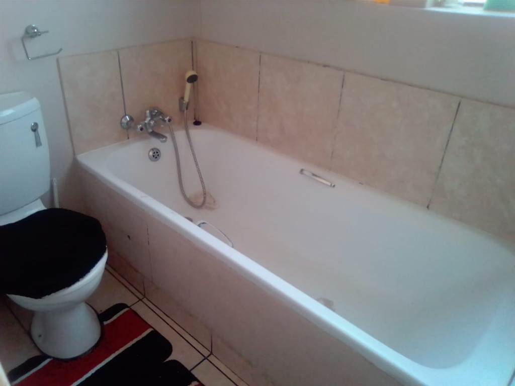 2 Bed Flat in Madadeni photo number 10