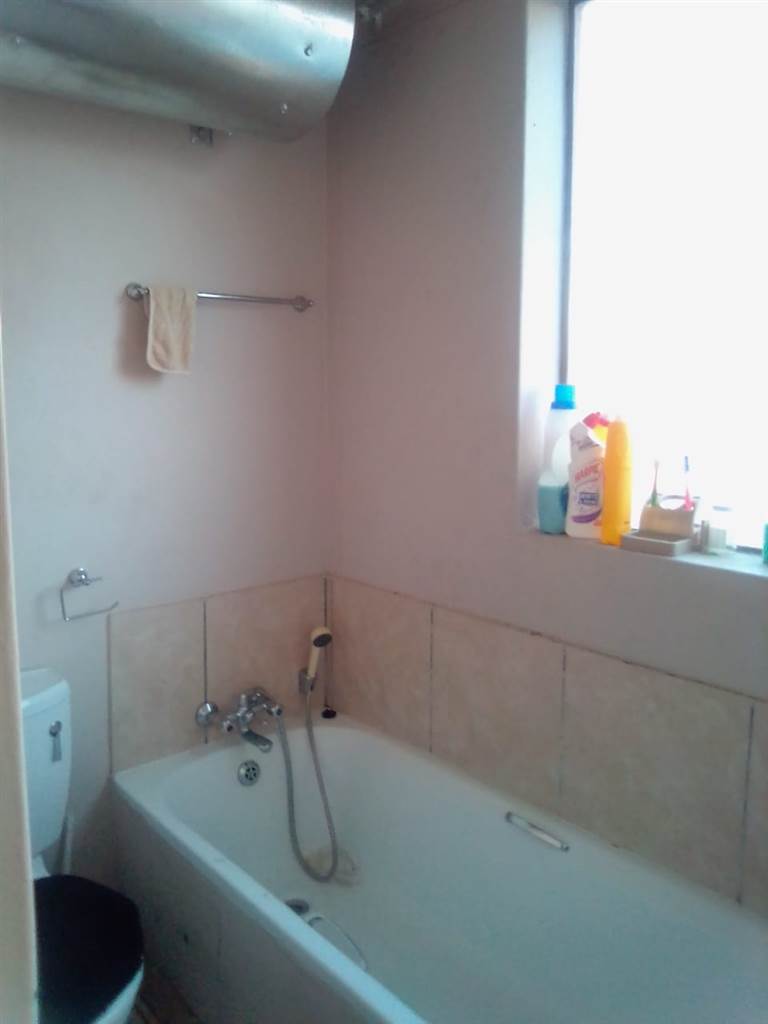 2 Bed Flat in Madadeni photo number 6