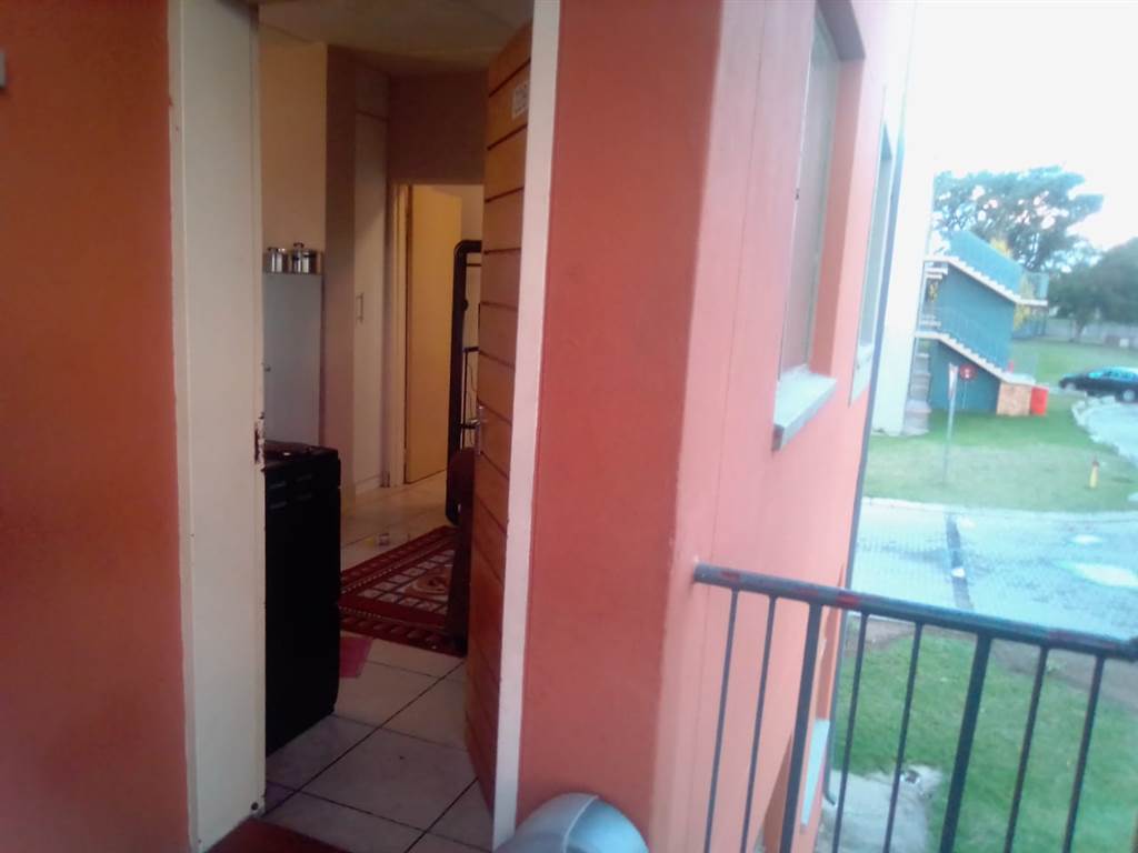 2 Bed Flat in Madadeni photo number 2