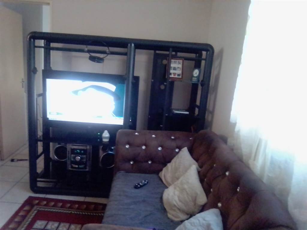 2 Bed Flat in Madadeni photo number 3