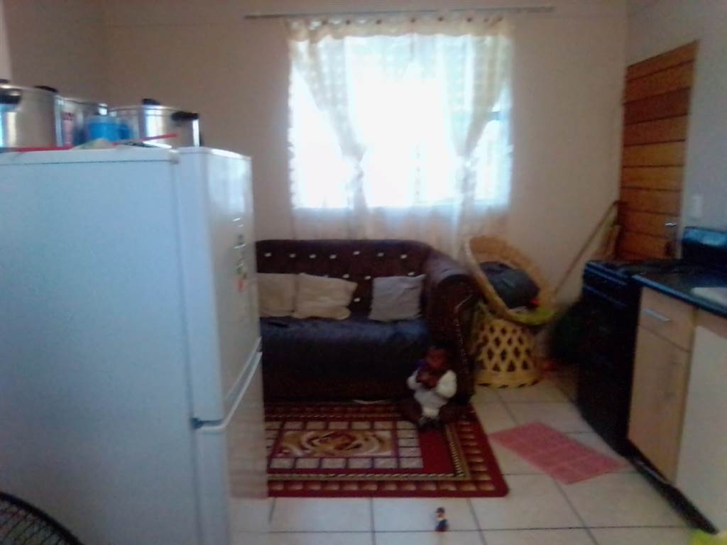 2 Bed Flat in Madadeni photo number 11