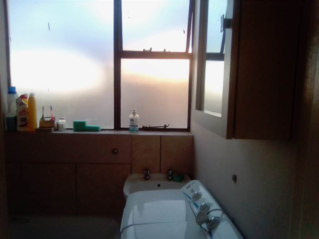 2 Bed Flat in Madadeni photo number 9