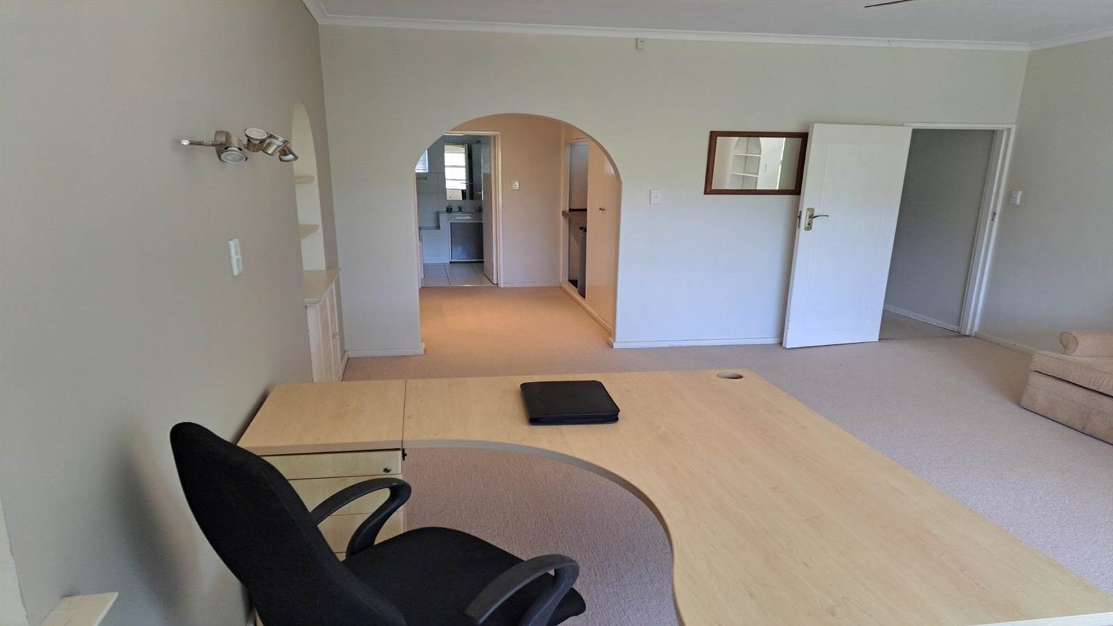 38  m² Office Space in Kloof photo number 10