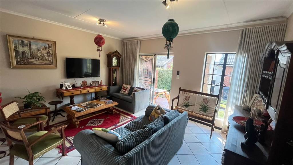 2 Bed Townhouse in Mooikloof Ridge photo number 10