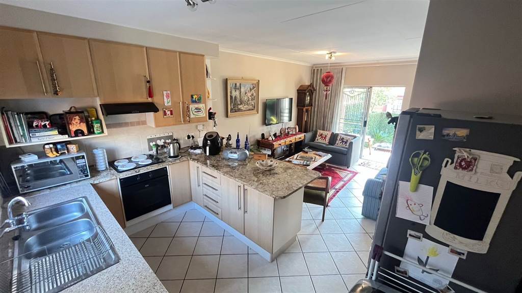 2 Bed Townhouse in Mooikloof Ridge photo number 12