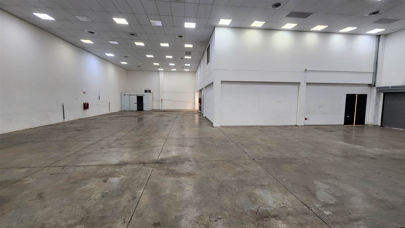 883  m² Industrial space in North Riding photo number 2
