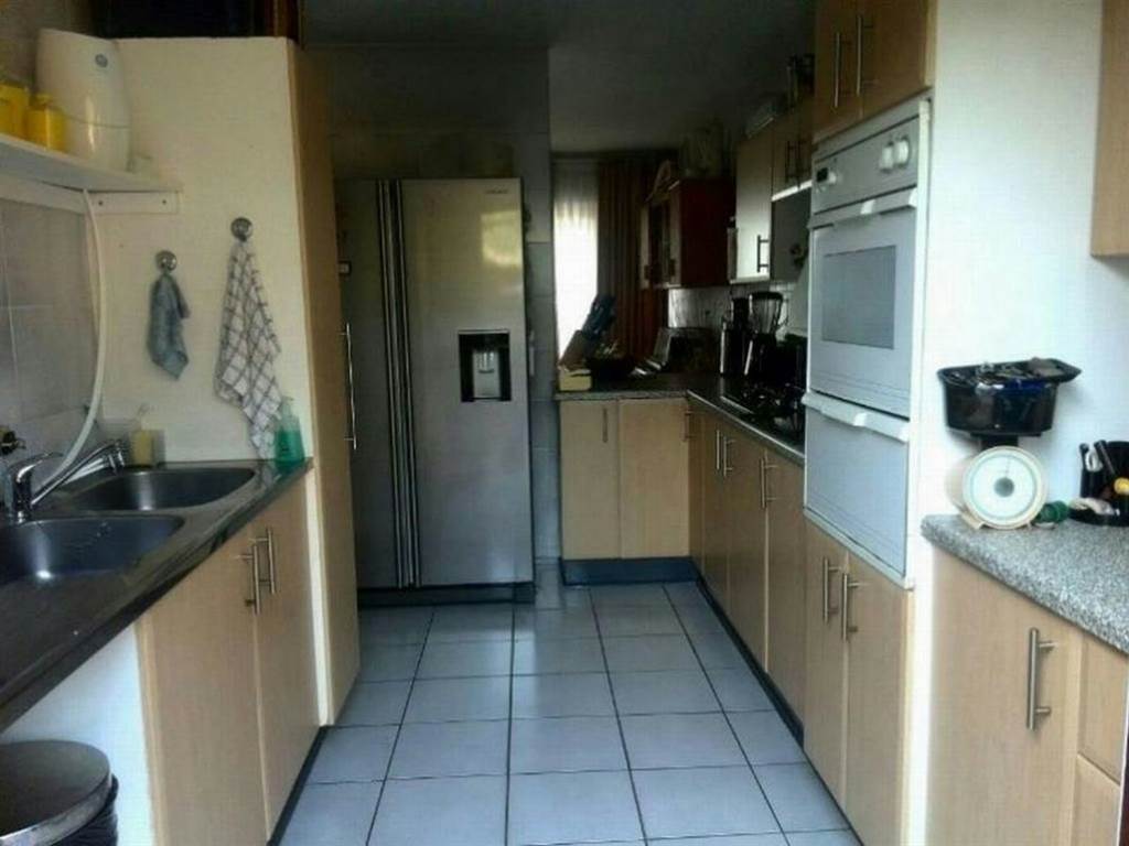 3 Bed Townhouse in Athlone Park photo number 4