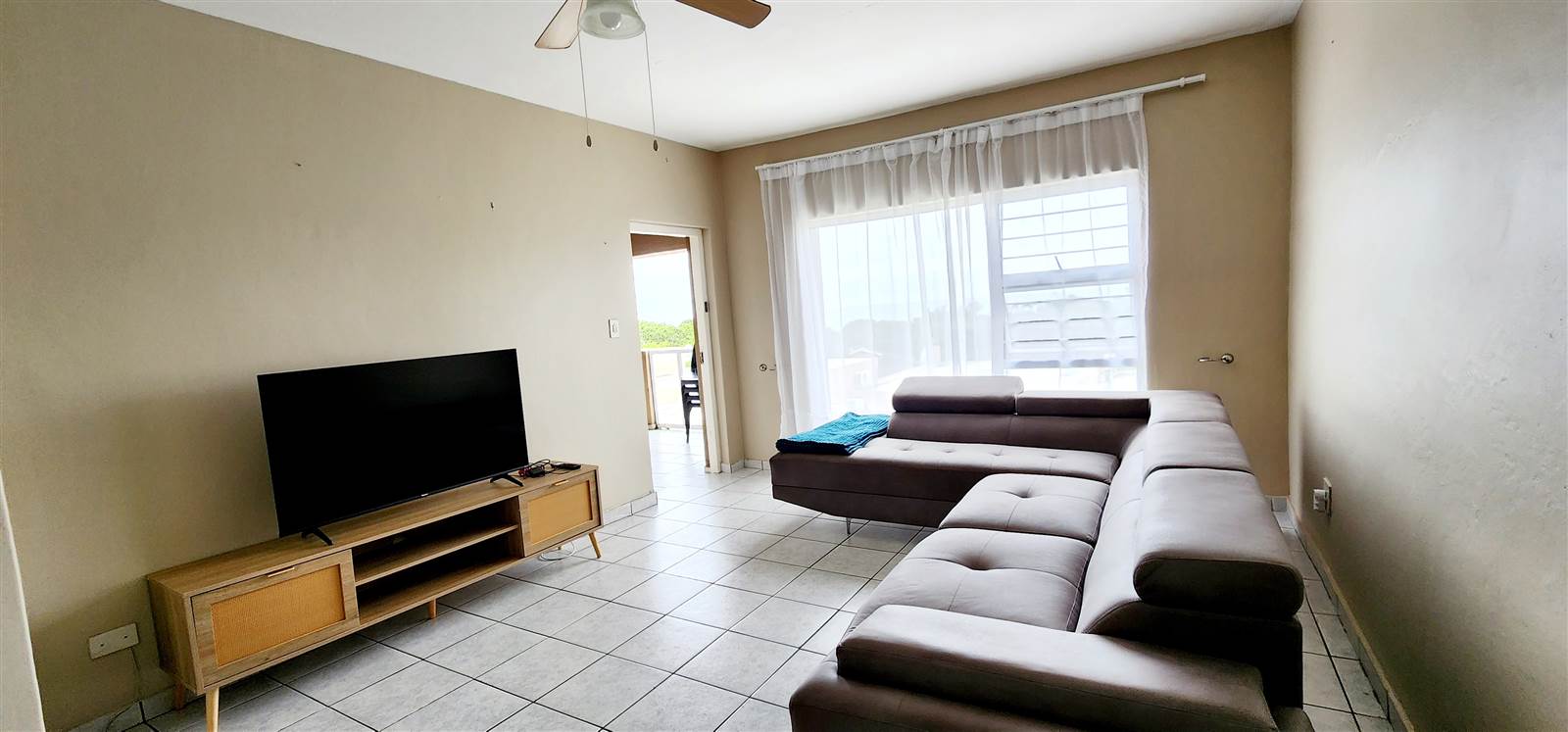 2 Bed Apartment in Uvongo photo number 4