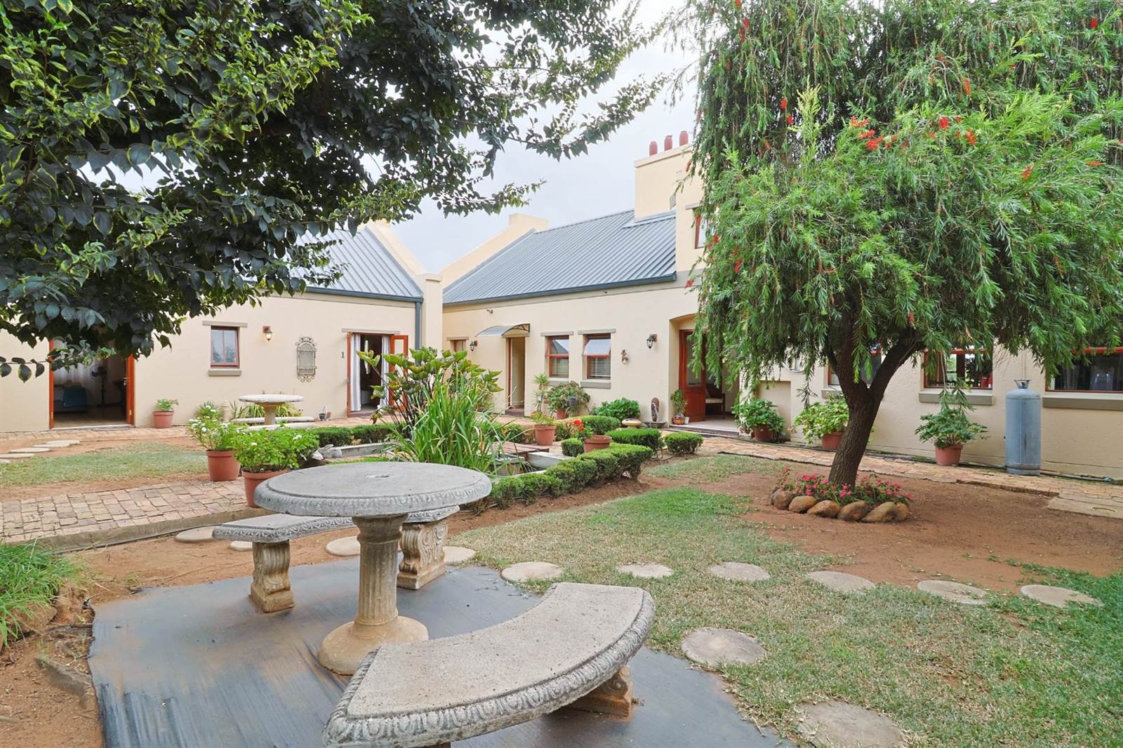 8 Bed House in Rietfontein photo number 3