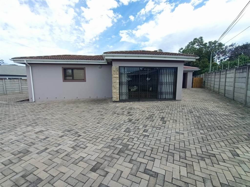 2 Bed House in Humansdorp photo number 27