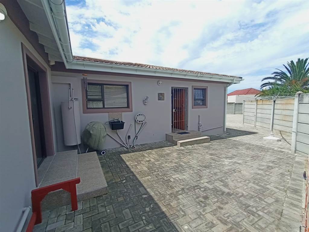 2 Bed House in Humansdorp photo number 23