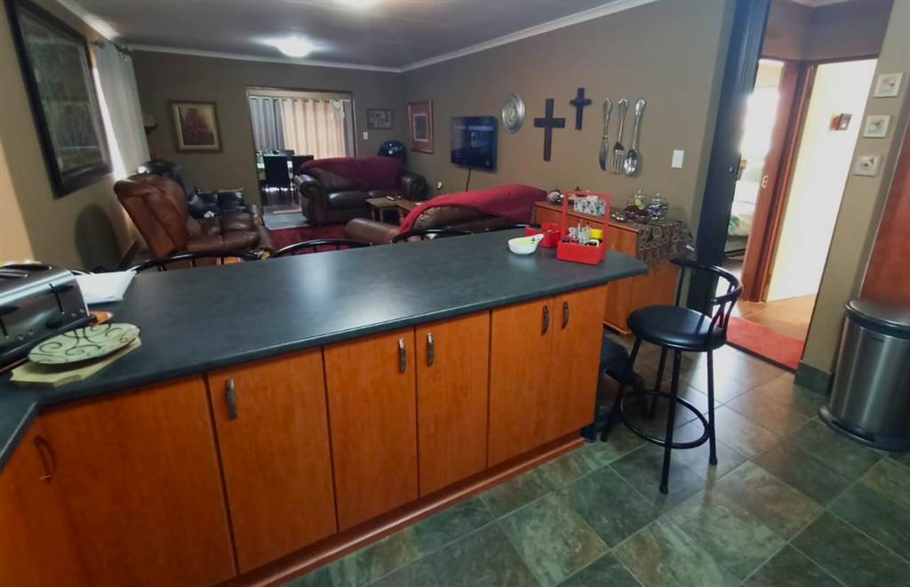 2 Bed House in Humansdorp photo number 5