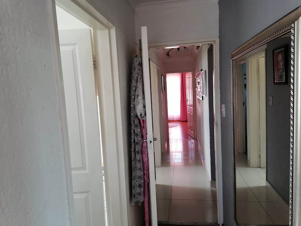 3 Bed Townhouse in Mondeor photo number 10