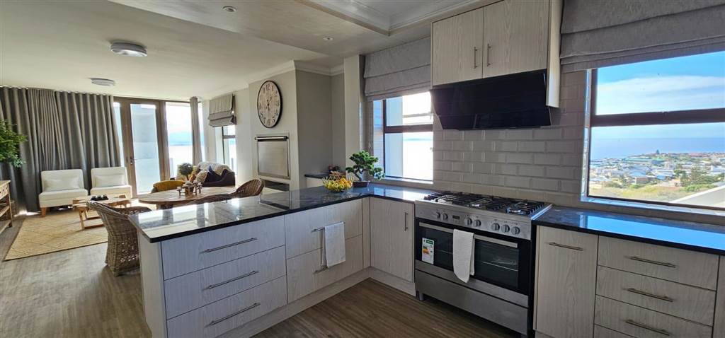 2 Bed Apartment in Mossel Bay Central photo number 7