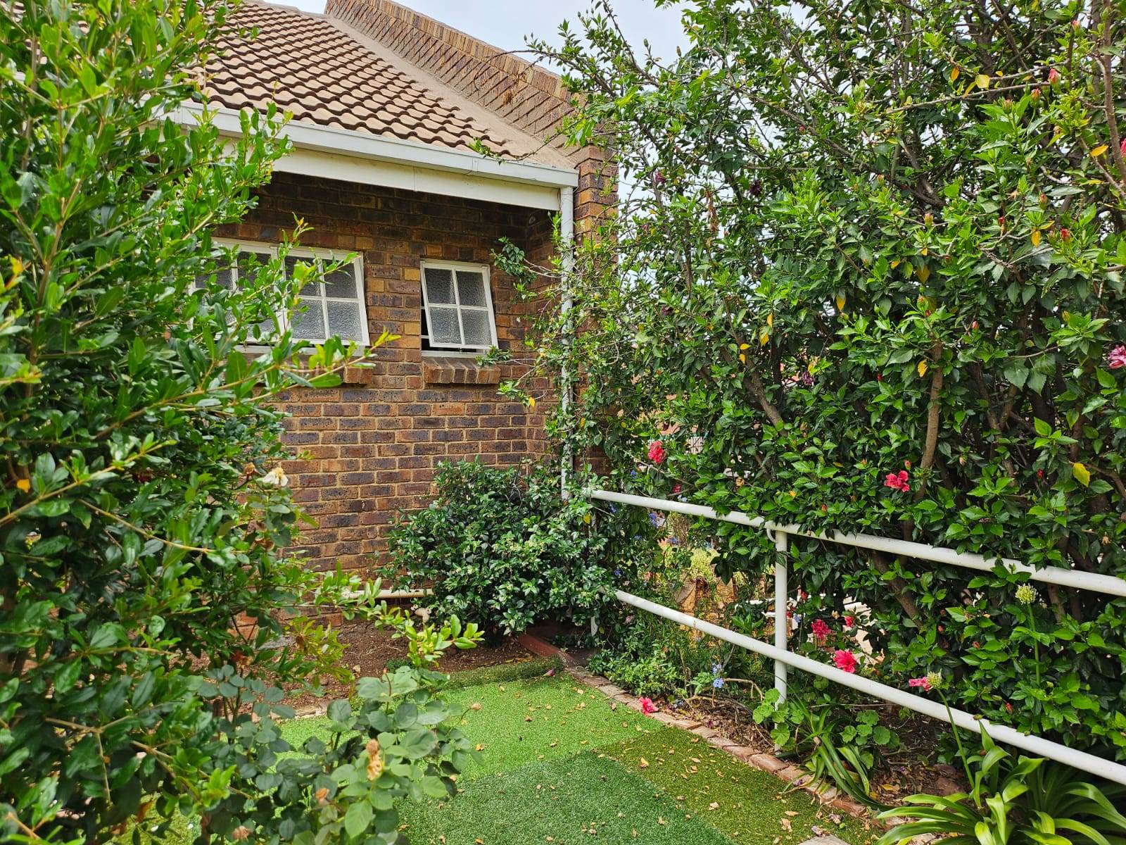 1 Bed Flat in Groenkloof photo number 4