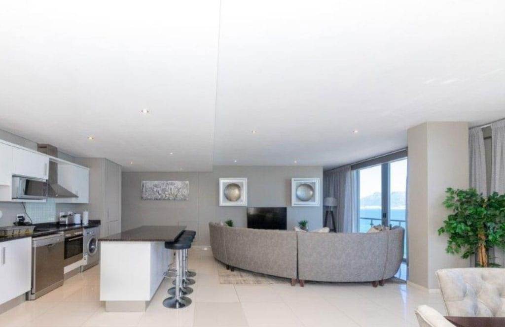 2 Bed Apartment in Bloubergstrand photo number 3