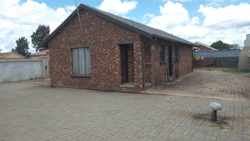 3 Bed House in Mmabatho unit 14 photo number 2