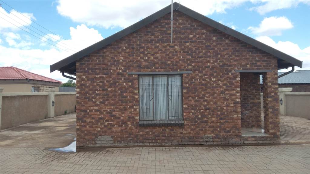 3 Bed House in Mmabatho unit 14 photo number 3