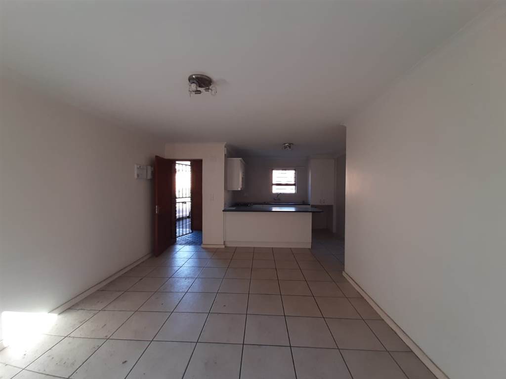 2 Bed Apartment in Gordons Bay Central photo number 8