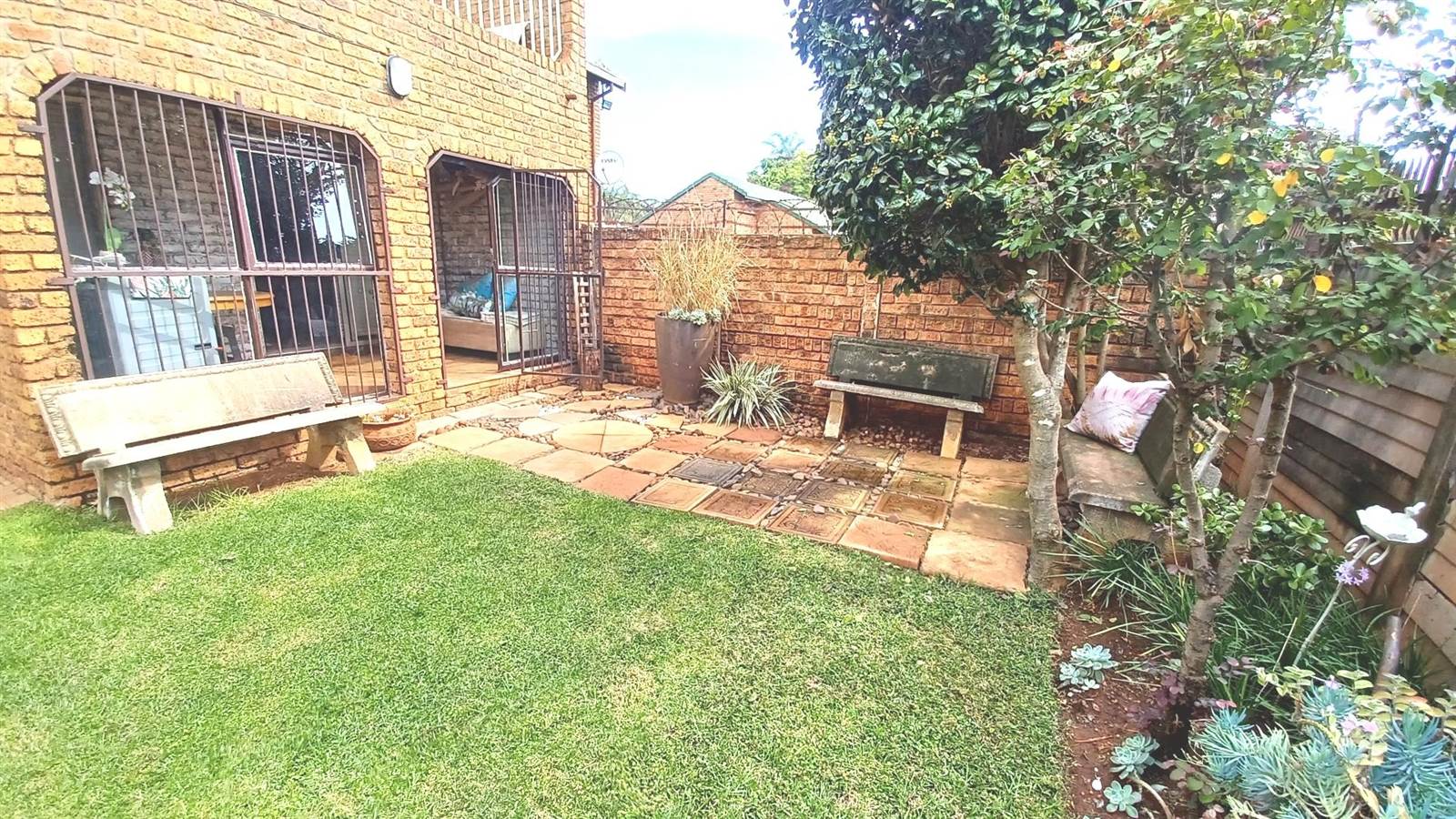 2 Bed Townhouse in Doornpoort and surrounds photo number 1