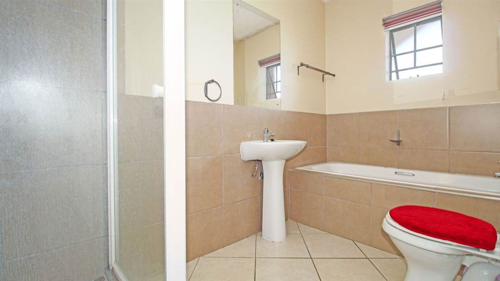2 Bed Townhouse in Sagewood photo number 11