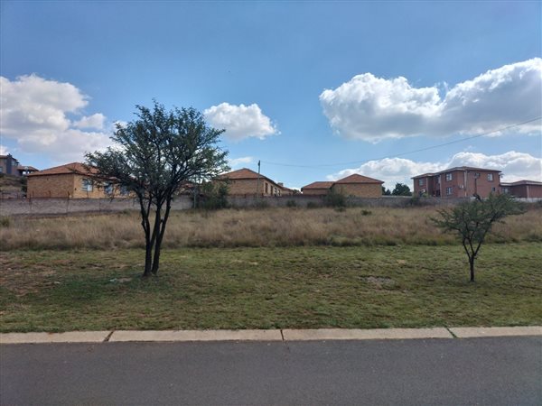 1 374 m² Land