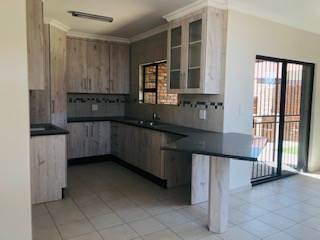 3 Bed Duplex in Waterval East photo number 5