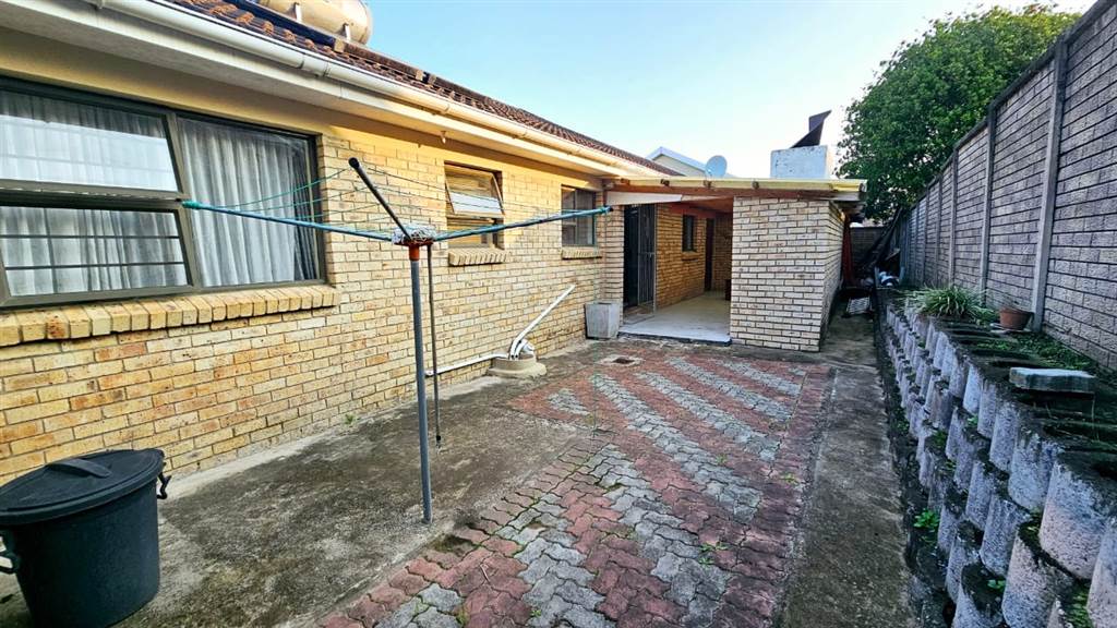3 Bed Townhouse in Beacon Bay photo number 12