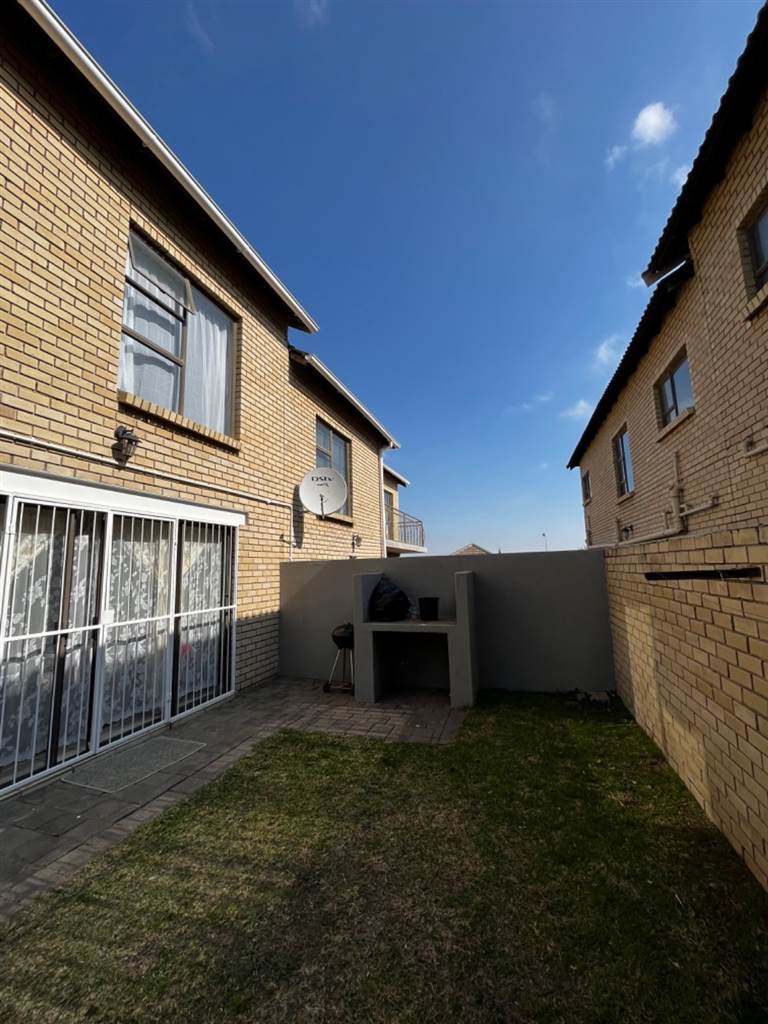 3 Bed Townhouse in Spitskop photo number 19