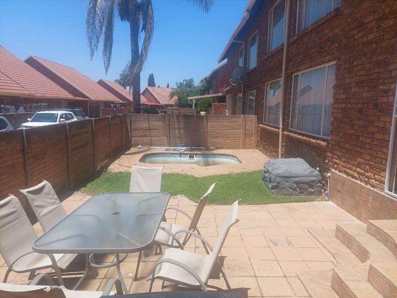 3 Bed Townhouse in Glen Marais photo number 11