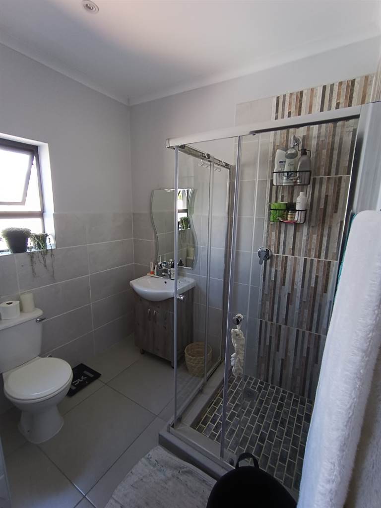 3 Bed House in Paarl photo number 11