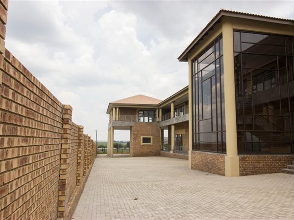 100  m² Commercial space in Witbank Central