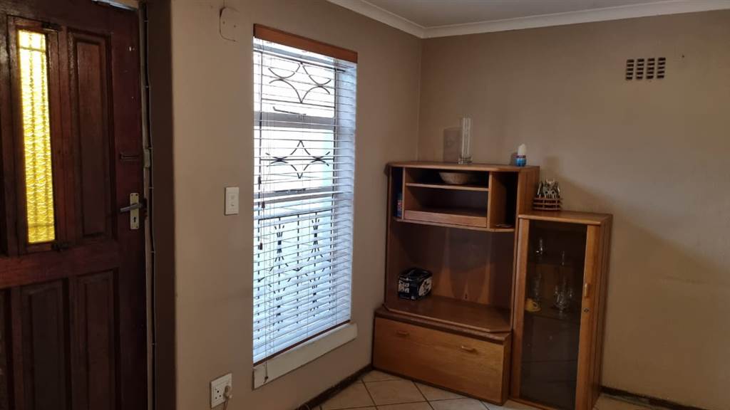 2 Bed House in Mitchells Plain photo number 5
