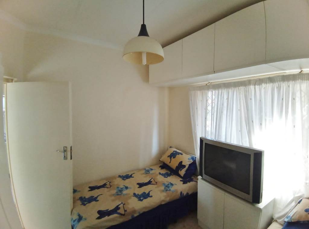 2 Bed Apartment in Amanzimtoti photo number 17