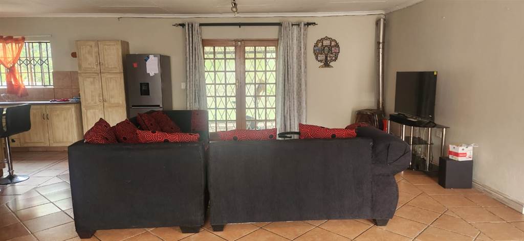 3 Bed Townhouse in Standerton Central photo number 4