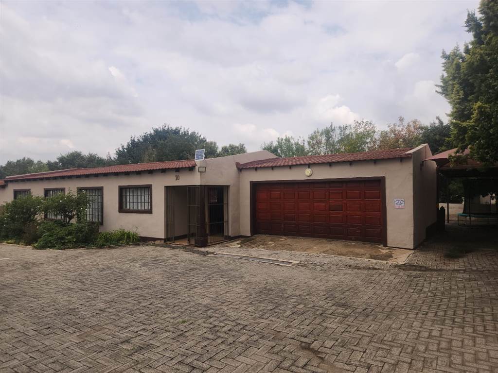 3 Bed Townhouse in Standerton Central photo number 3