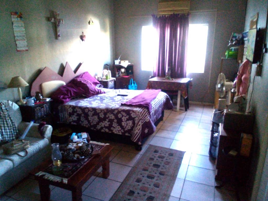 10 Bed House in Paarl Central West photo number 3