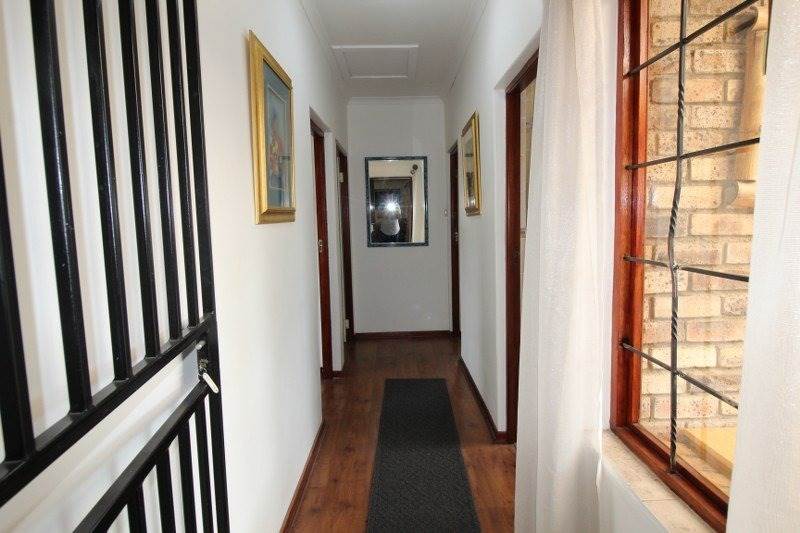 3 Bed Townhouse in Grimbeek Park photo number 9