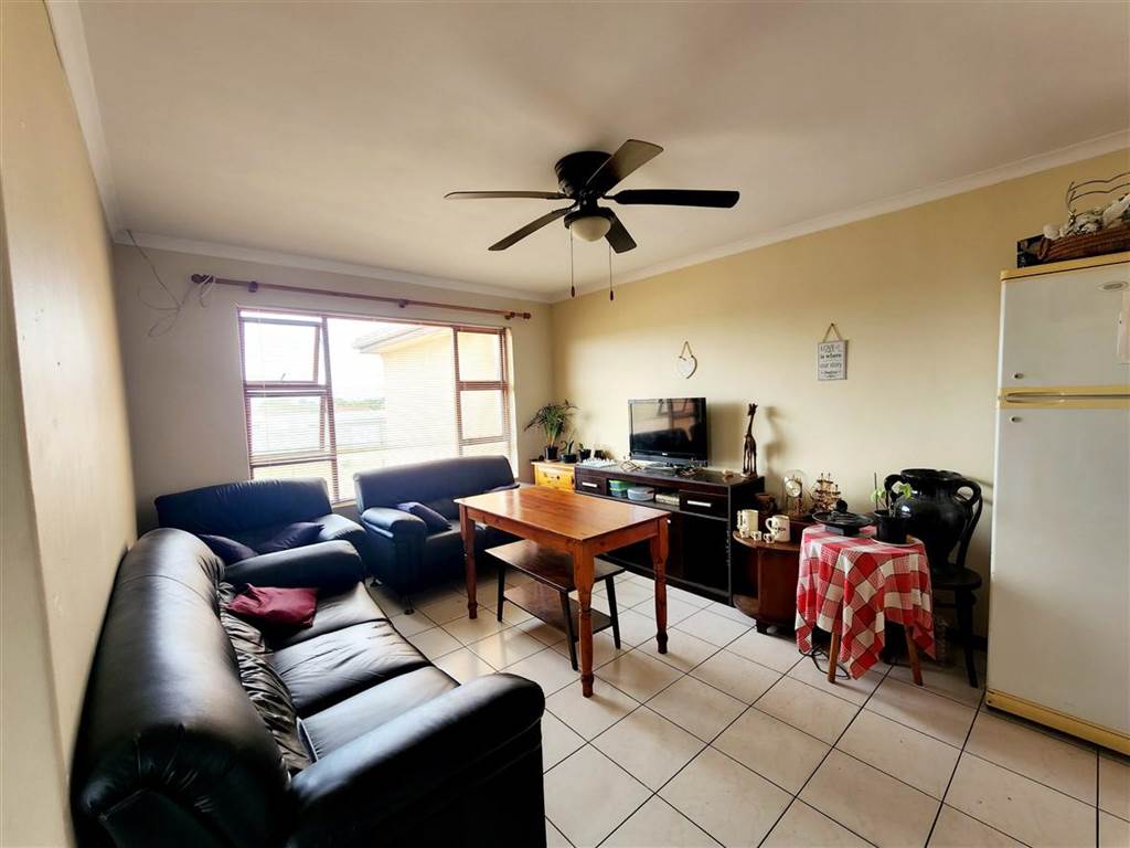 2 Bed Apartment in Durbanville Central photo number 5