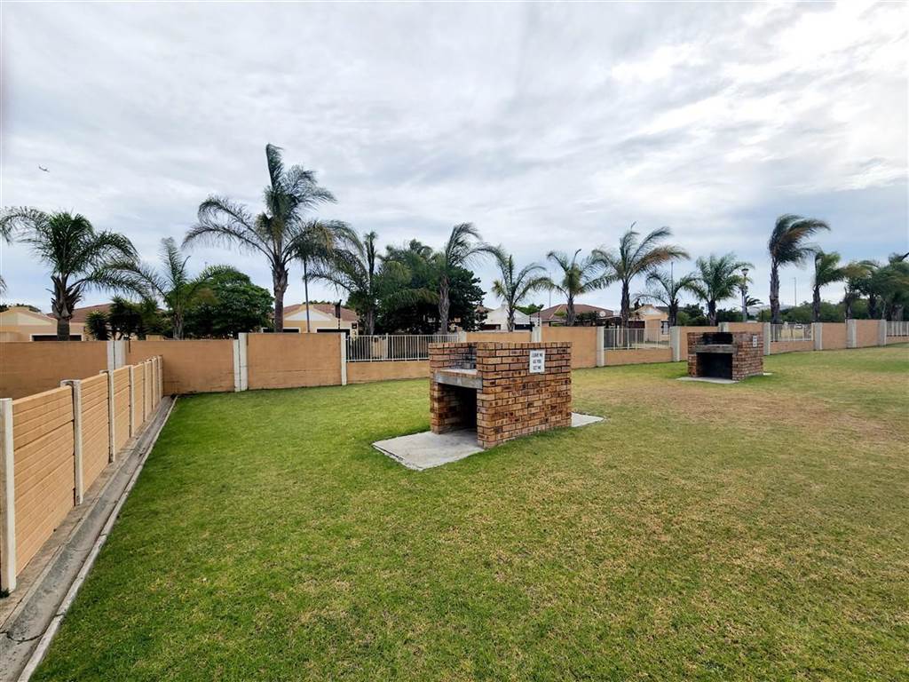 2 Bed Apartment in Durbanville Central photo number 12