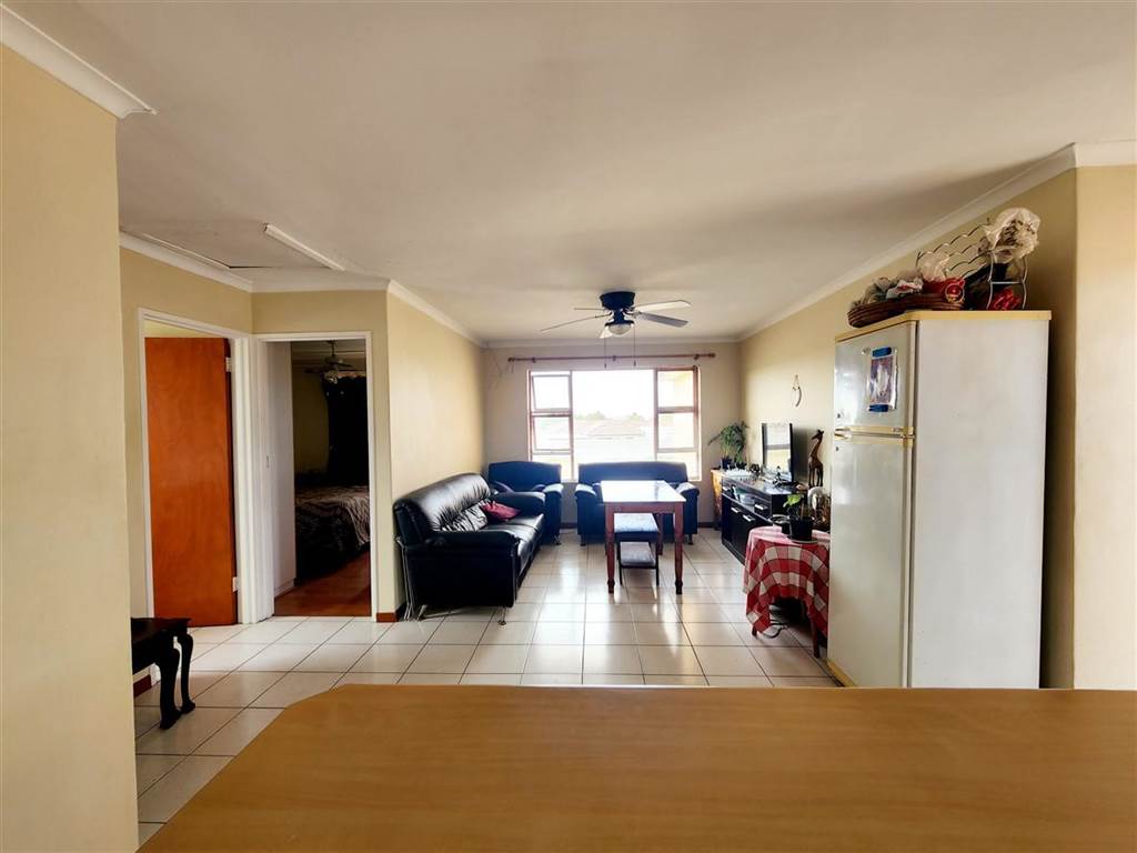 2 Bed Apartment in Durbanville Central photo number 3