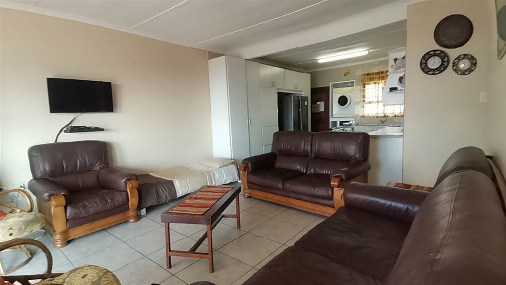 2 Bed Townhouse in Uvongo photo number 10