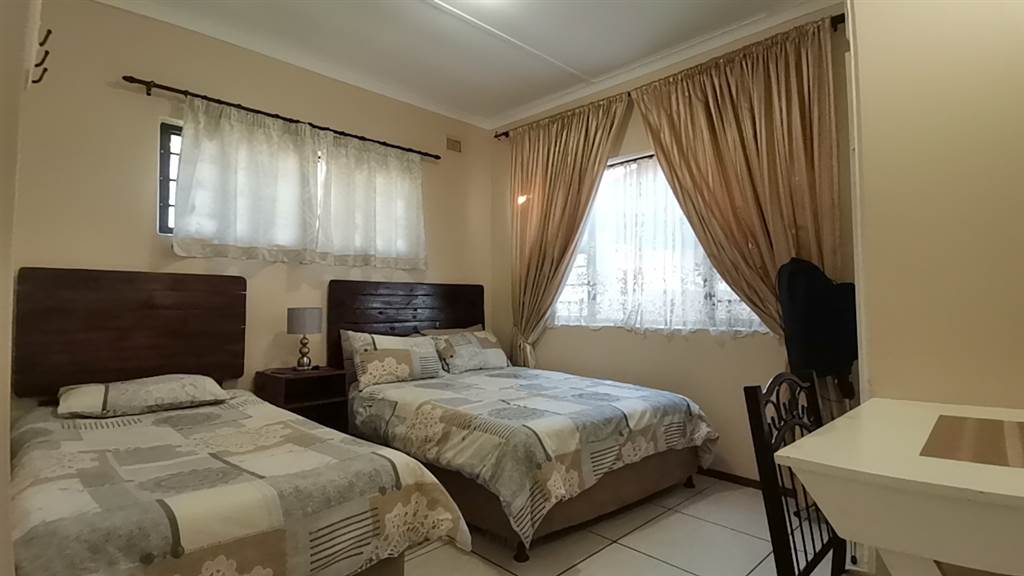2 Bed Townhouse in Uvongo photo number 24