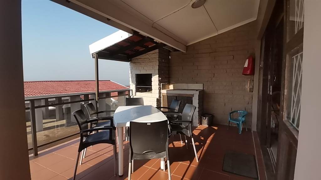 2 Bed Townhouse in Uvongo photo number 6