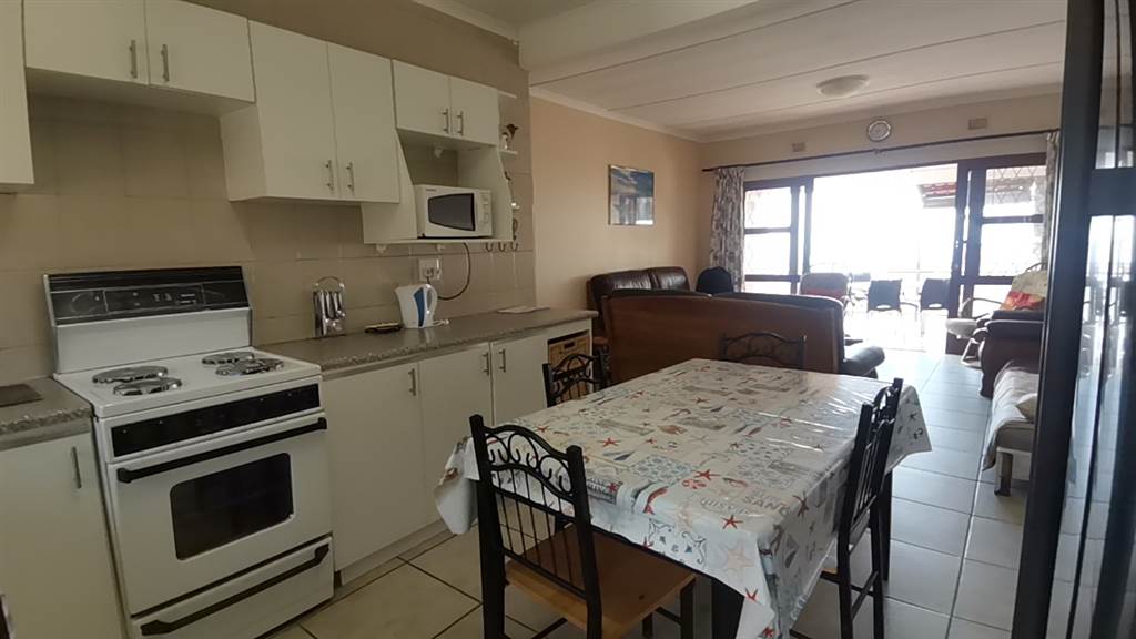 2 Bed Townhouse in Uvongo photo number 16