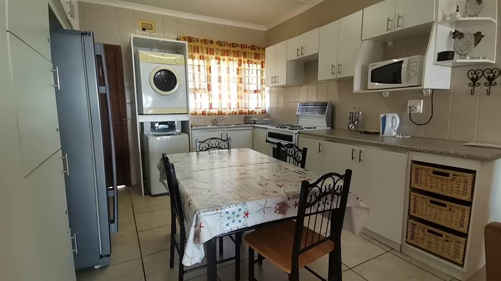 2 Bed Townhouse in Uvongo photo number 15