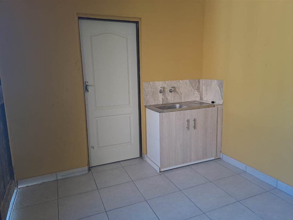 Bachelor apartment in Seshego photo number 4